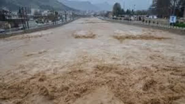طغیان رودخانه کشکان راه ارتباطی ۵ روستا در شهرستان معمولان را مسدود کرد